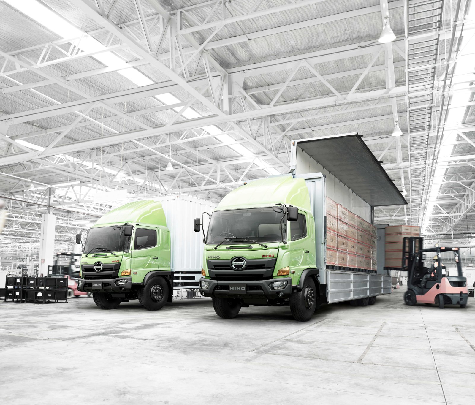 Artikel Hino - Selama 25 Tahun Berturut-turut, Hino Dominasi Segmen Medium Duty Truck dengan Pangsa Pasar 56% di 2025