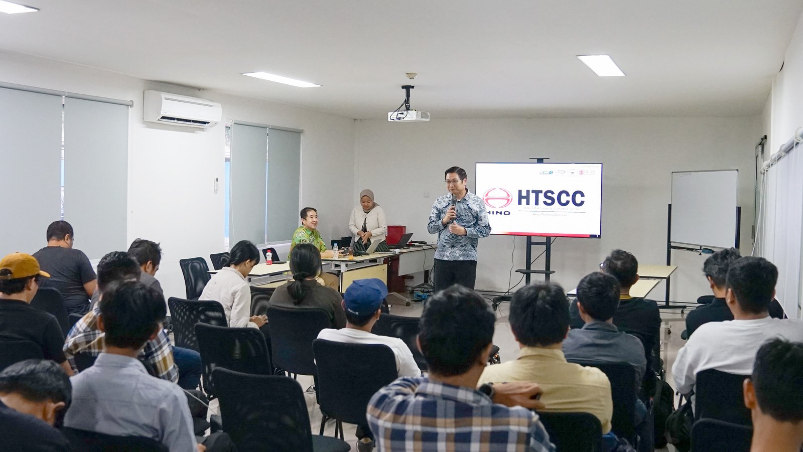 Artikel Hino - Hino Total Support Customer Center (HTSCC), Implementasi Layanan Total Support dari Awal hingga Akhir